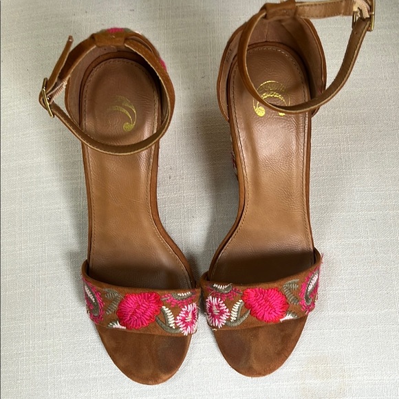 Brown Faux Suede Heels with Embroidered Pink Flowers Size 9 - Picture 3 of 5
